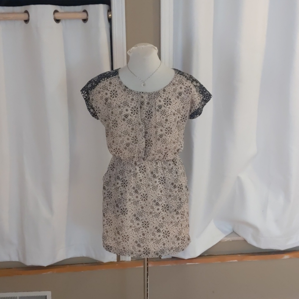 Forever 21 tan and black pinwheel print dress